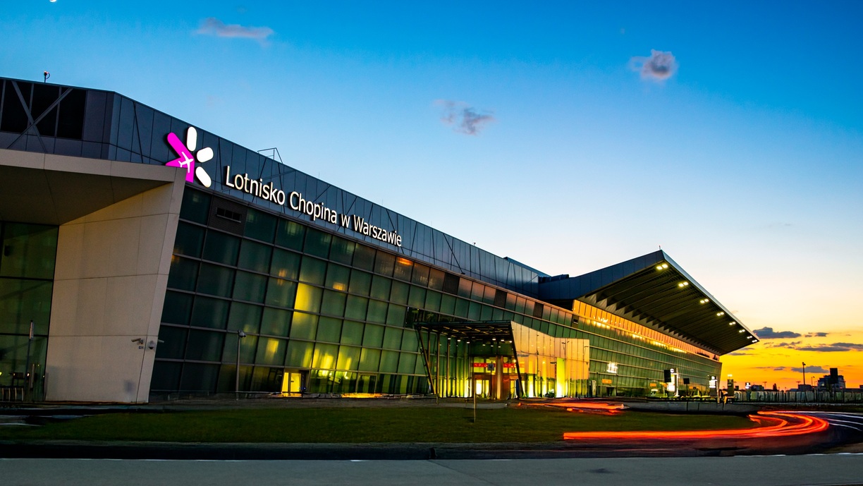 terminal lotniska Chopina w Warszawie wieczorem
