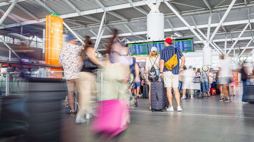 pasażerowie w hali odlotów na lotnisku Chopina w Warszawie