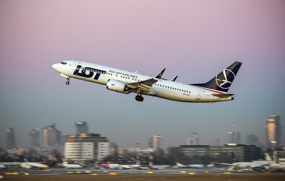 samolot LOT startujący z lotniska Chopina – tanie bilety lotnicze