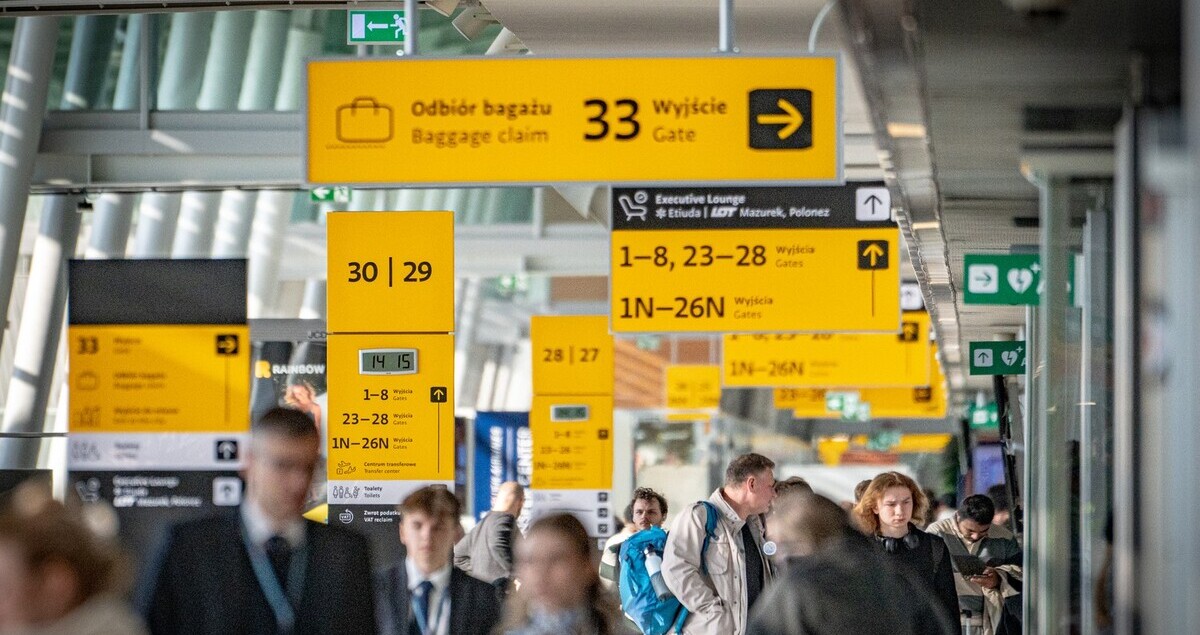 pasażerowie w hali odlotów na lotnisku Chopina w Warszawie