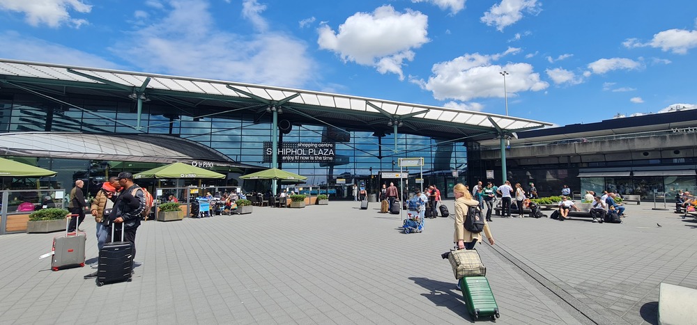 pierwszy raz na lotnisku – wejście do terminala i pasażerowie z walizkami