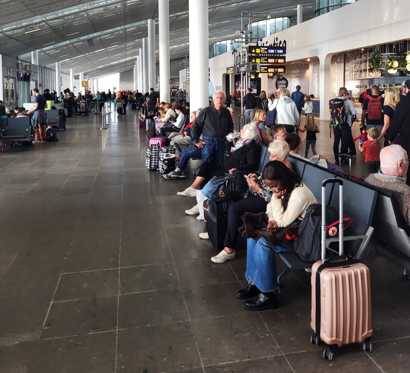 Hala odlotów – pasażerowie i bagaże przed wejściem na pokład