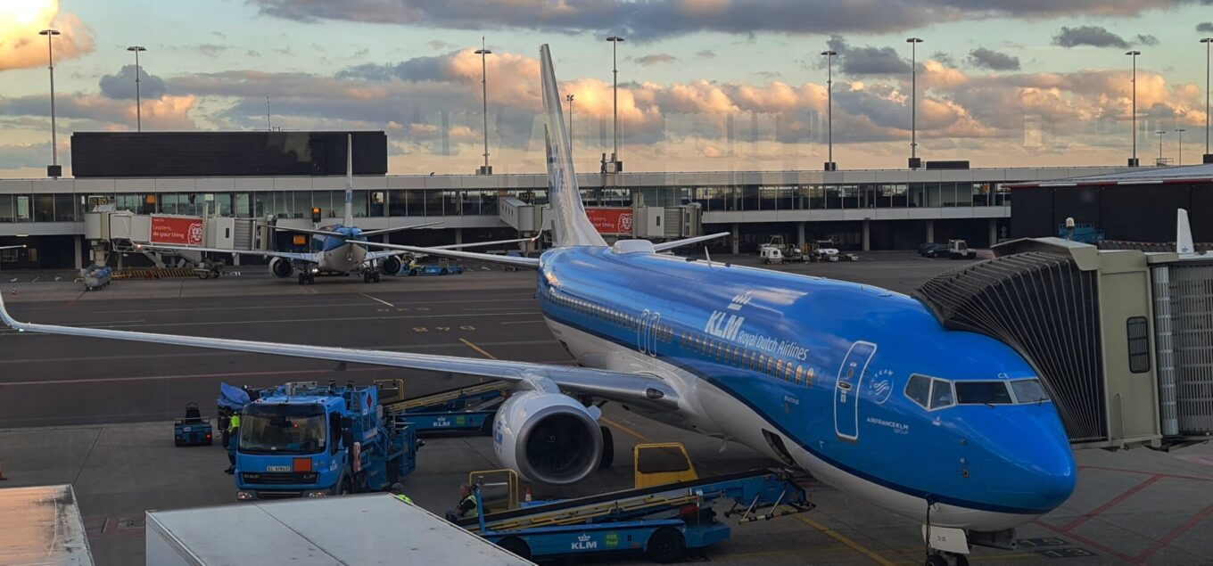 Boarding samolotu przy rękawie na lotnisku