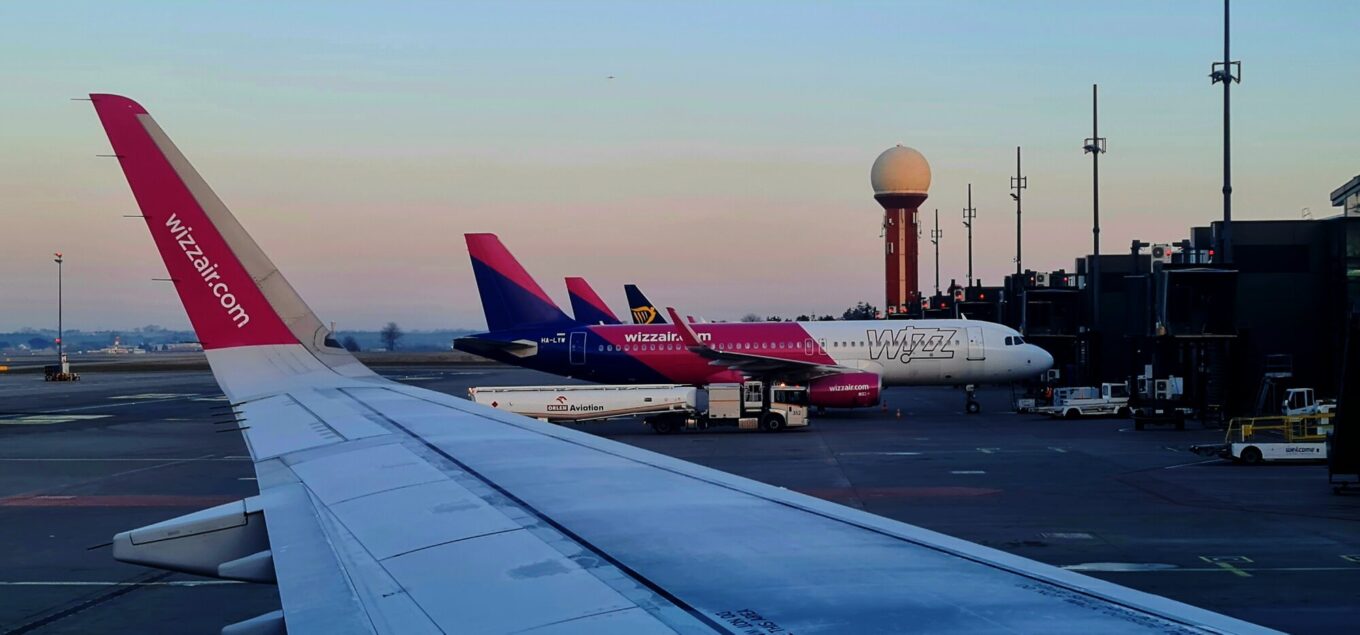 Samoloty Wizz Air na płycie lotniska – tanie linie lotnicze