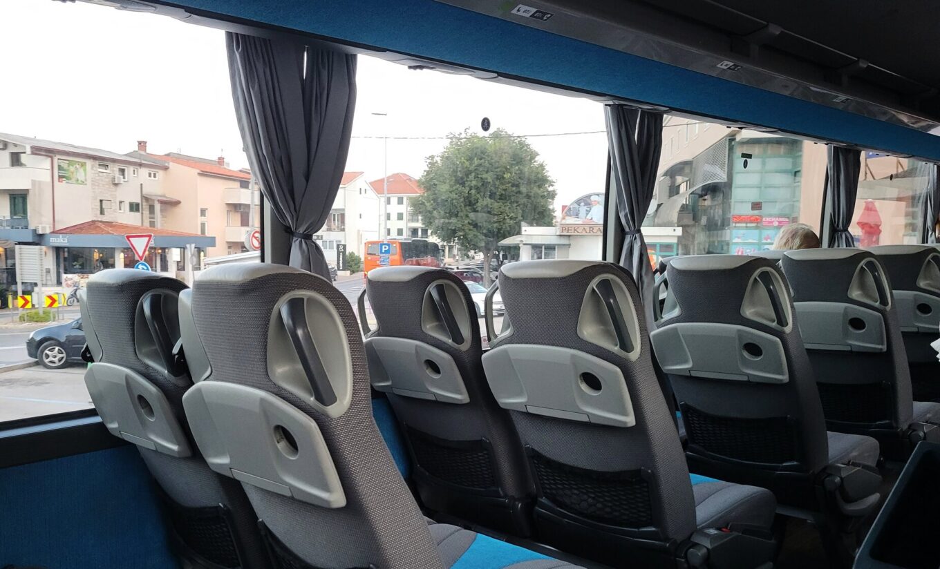 jak wybrać miejsce w autokarze podczas długiej podróży