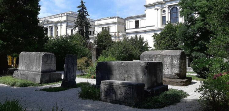 Grobowiec Bohomilów na dziedzińcu Muzeum Narodowego Bośni i Hercegowiny
