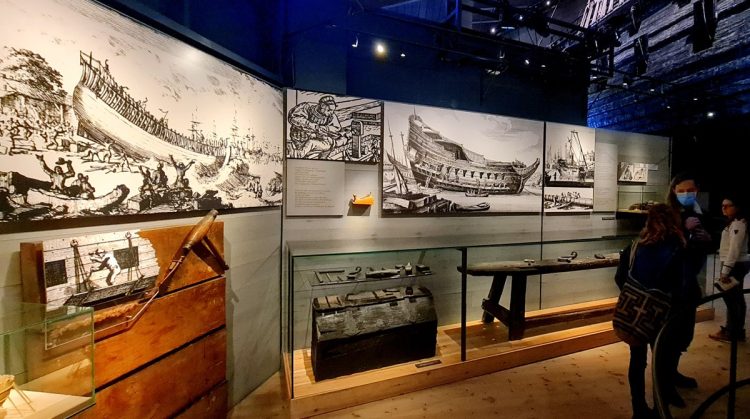 Muzeum Vasa w Sztokholmie - ekspozycje dotyczące budowy okrętu oraz wydobyte artefakty.