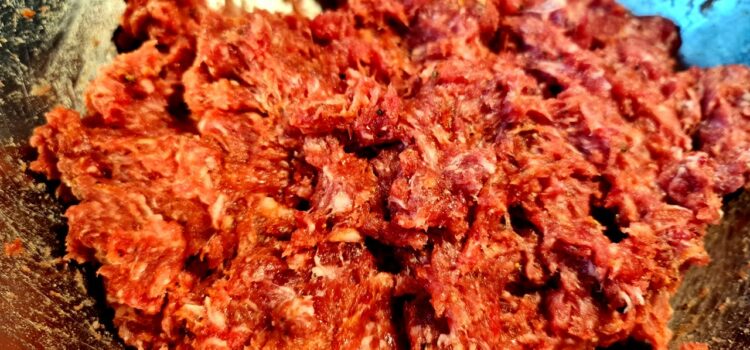 Pleskawica czli plejskavica, bałkański burger, masa mięsna na kotlet