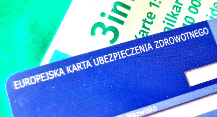 EKUZ wyrobisz od ręki w oddziałach NFZ. Przyda się na wakacje w Europie