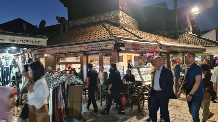 Slasticarna Cream Shop - bazar Baščaršija co zjeść w Sarajewie smaki sarajewa