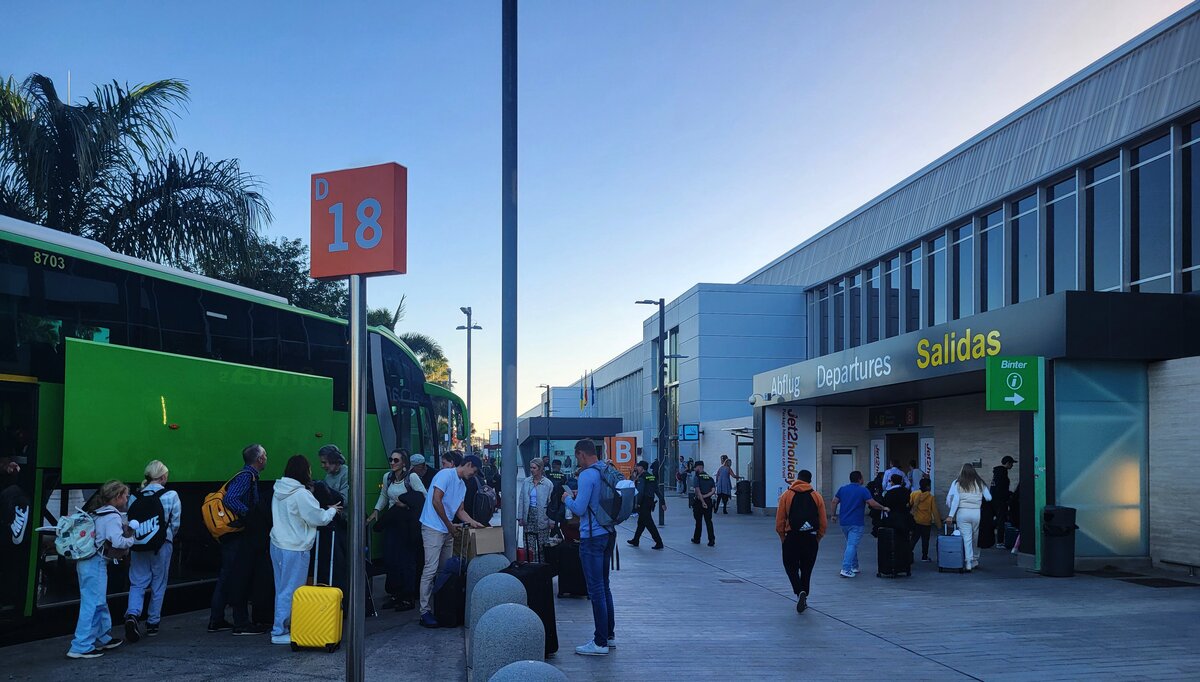 Lotnisko Teneryfa Południe – turyści czekają na autobus TITSA przed terminalem.