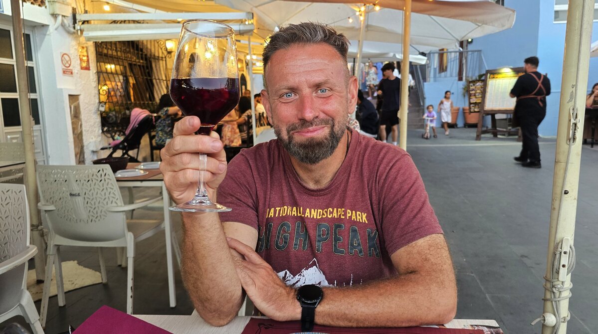 Marek Dąbrowski, twórca portalu Ścieżki Mojego Świata, z kieliszkiem sangrii w barze w Los Cristianos na Teneryfie.