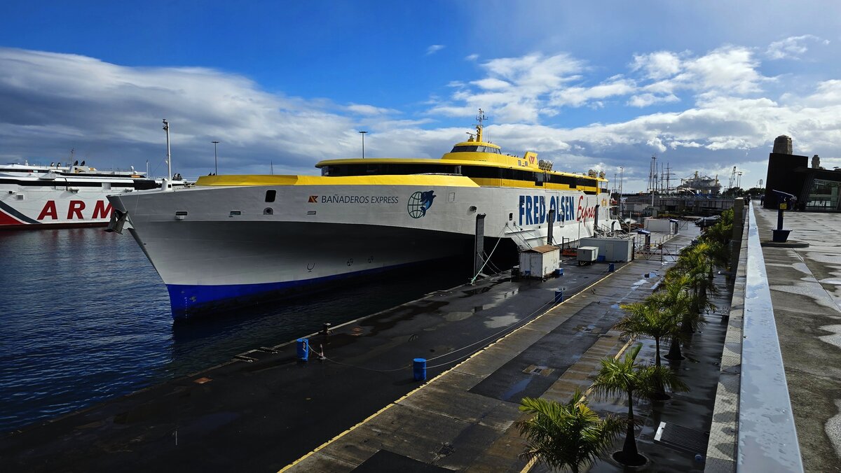 Prom Fred. Olsen przy nabrzeżu portu w Santa Cruz de Tenerife na Teneryfie.