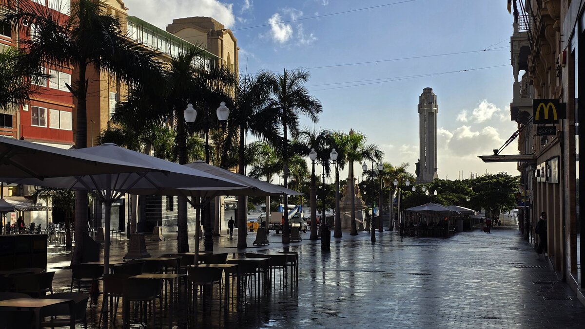 Santa Cruz de Tenerife – słoneczny poranek po deszczu i widok bulwarem w kierunku Plaza de España.