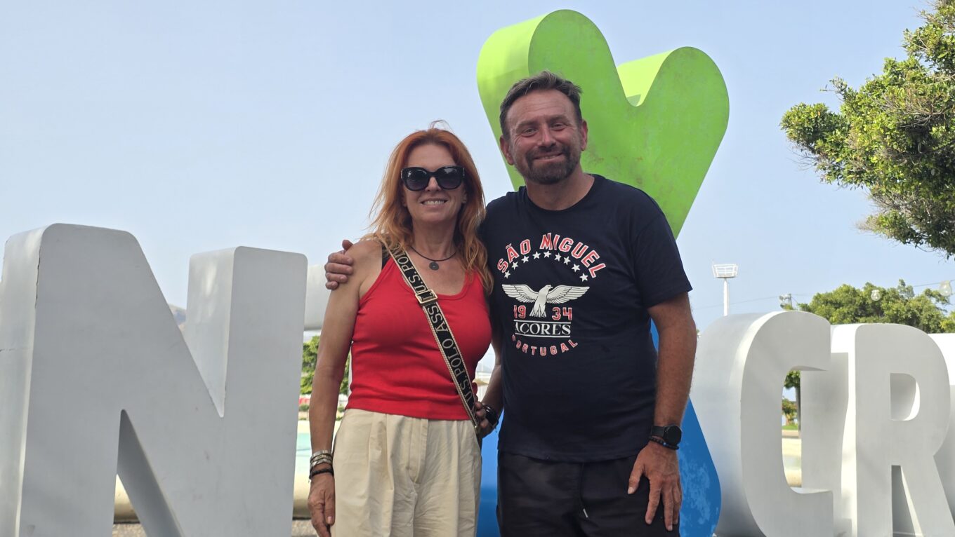 Marek Dąbrowski i Małgorzata z Teneryfa Szczęśliwa pod napisem I Love Santa Cruz na Teneryfie