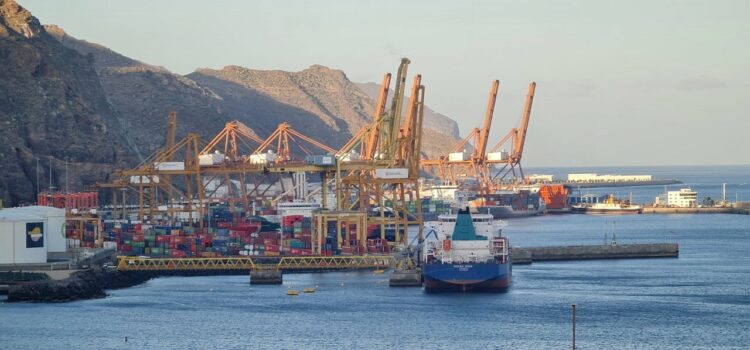 Stolica Teneryfy: Boluda Maritime Terminals, widok na terminal kontenerowy przy porcie_Santa Cruz de Tenerife