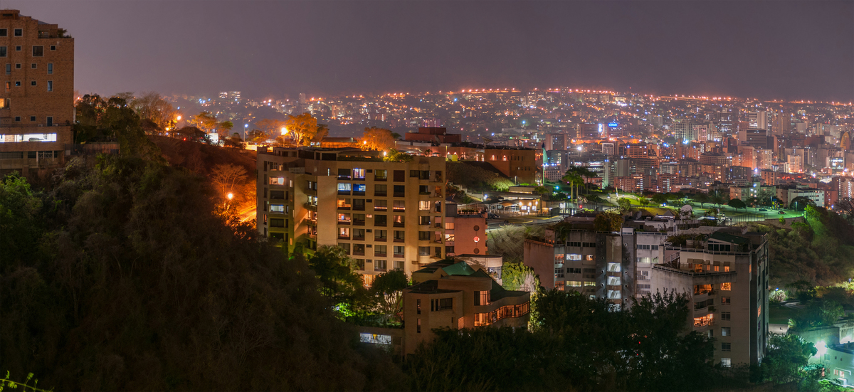 Panorama Caracas nocą – alert RCB i zawieszone loty