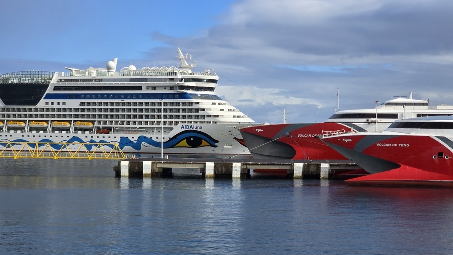 Wycieczkowiec turystyczny w porcie – problem masowej turystyki w Europie