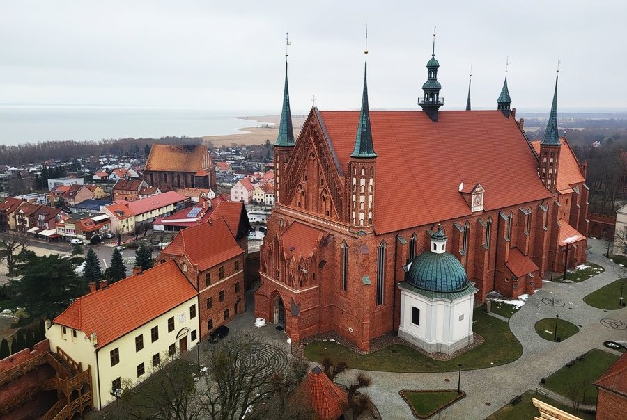 Frombork na Warmii i Mazurach – region objęty programem bon turystyczny 2026 i dopłatami do wyjazdów