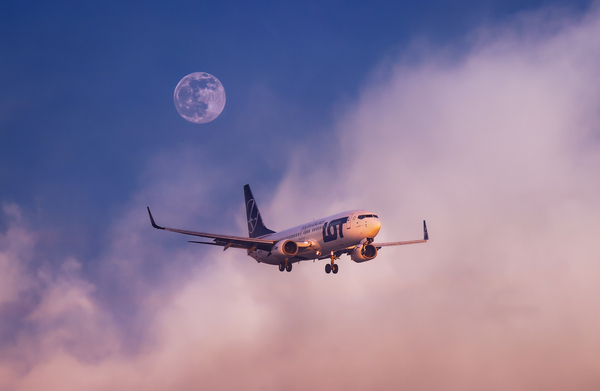 Samolot PLL LOT w locie – linia wprowadza internet Wi-Fi na pokładach swoich maszyn