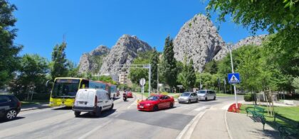 Ruch samochodowy w Omišu w Chorwacji. Nowe opłaty autostradowe i wysokie mandaty dla kierowców