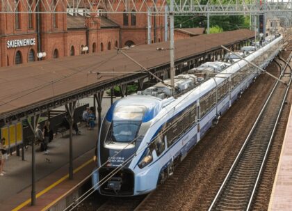 Pociąg PKP Intercity na stacji – zmiany w rozkładzie jazdy od 8 marca 2026