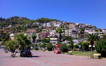 Widok na turecki kurort – nowe przepisy zakazują ukrytych opłat w restauracjach