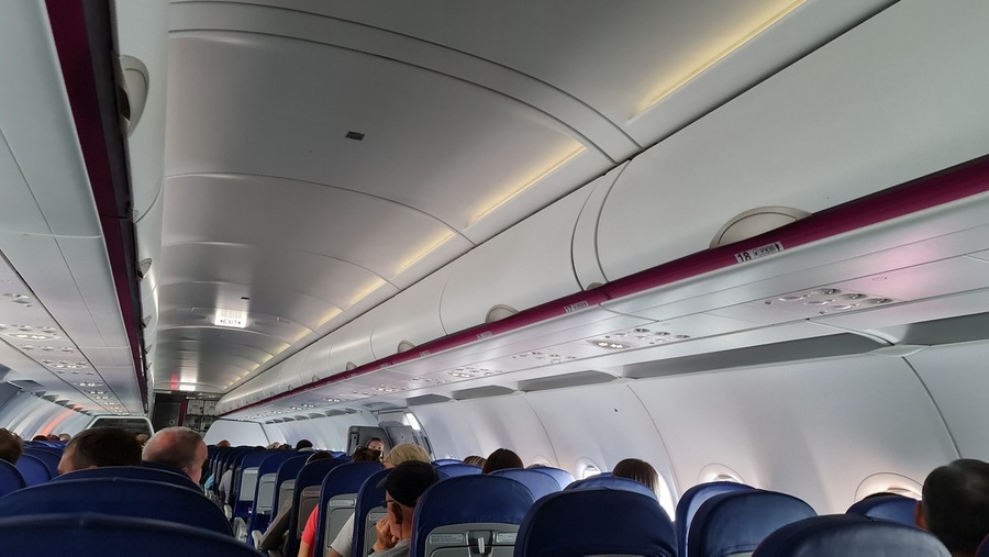 Kabina samolotu pasażerskiego – nowe zasady dotyczące powerbanków na pokładzie