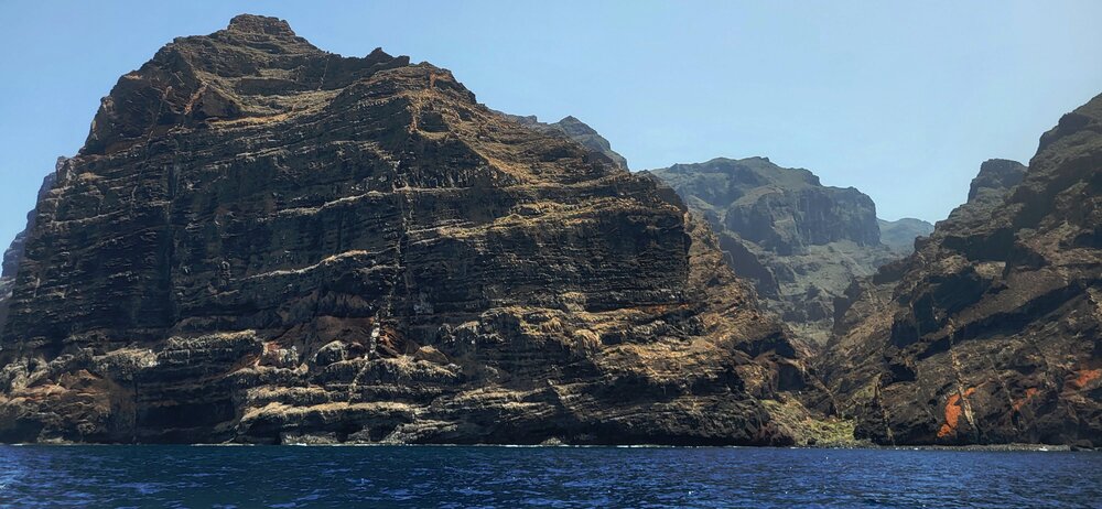 Klify Los Gigantes widziane z łodzi