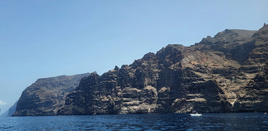 Klify Los Gigantes podczas rejsu z wąwozu Masca