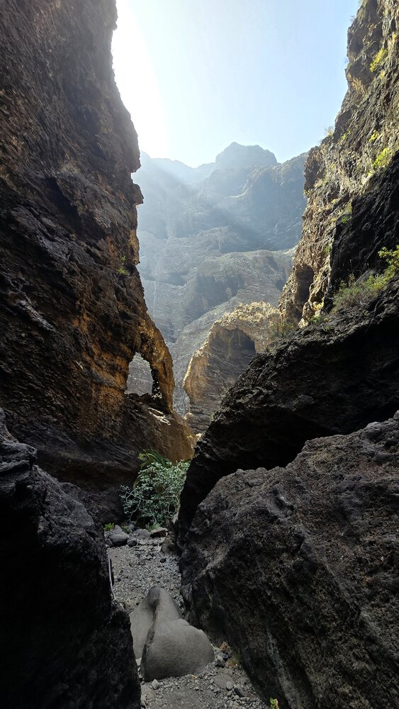 Łuk skalny na szlaku wąwozu Masca