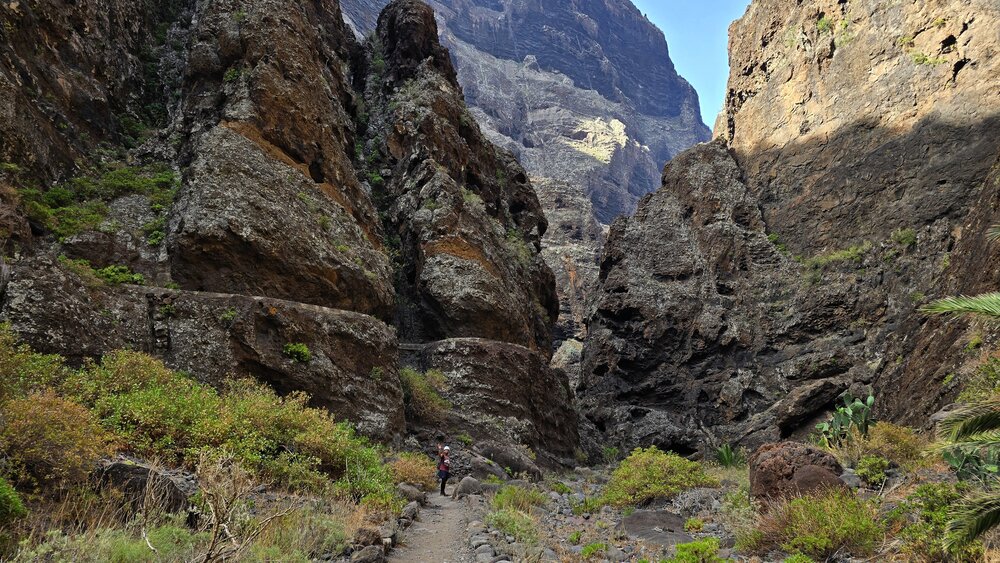 Turysta na szlaku w wąwozie Masca