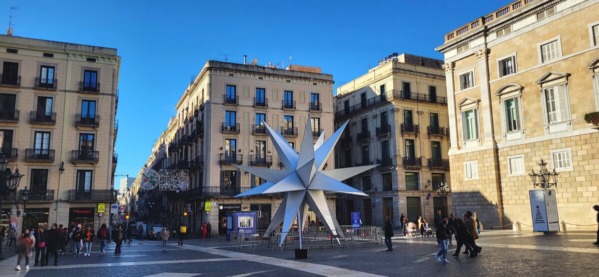 Ulica w Barcelonie w Hiszpanii, gdzie po wprowadzeniu nowych przepisów zmniejszyła się liczba kwater na wynajem krótkoterminowy