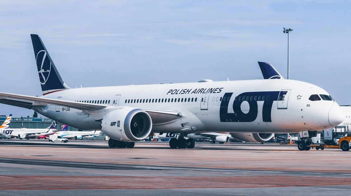 odwołany lot samolot PLL LOT na lotnisku
