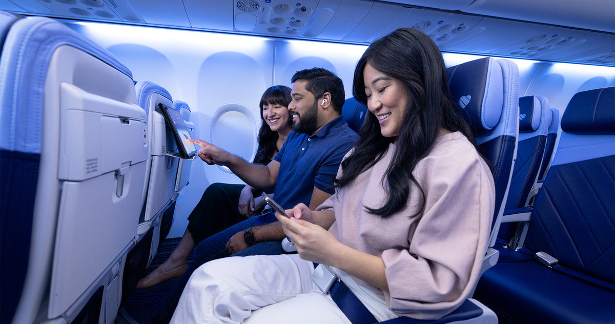 pasażerowie w samolocie linii Southwest Airlines podczas lotu
