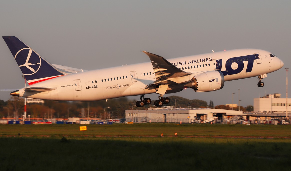 Samolot LOT podczas startu – podróże lotnicze i prawa pasażera
