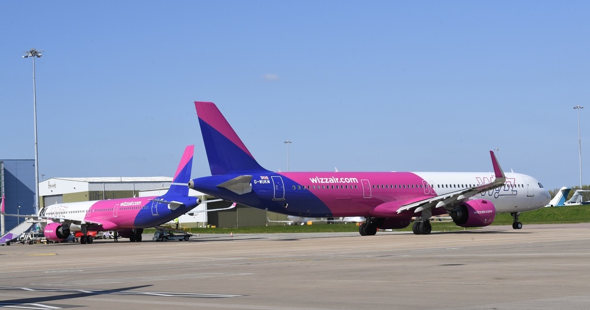 samoloty Wizz Air na płycie lotniska
