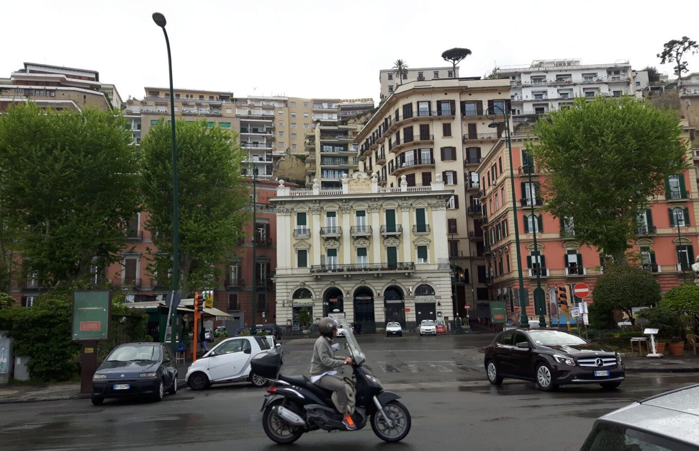 Surowe owoce morza w Neapolu zostały zakazane w sprzedaży. Ulica w Neapolu we Włoszech