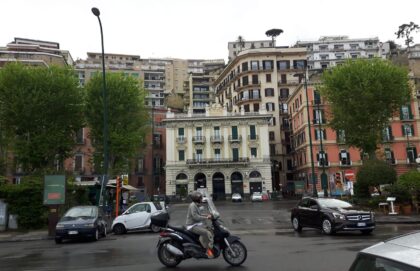 Surowe owoce morza w Neapolu zostały zakazane w sprzedaży. Ulica w Neapolu we Włoszech