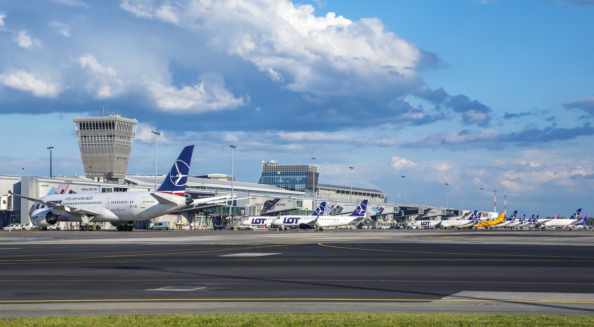 Samoloty pasażerskie na płycie lotniska Warszawa