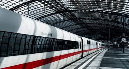 Pociąg na stacji kolejowej w Europie – darmowe bilety na pociągi DiscoverEU