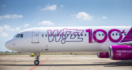Nowe trasy Wizz Air z Katowic – samolot na lotnisku