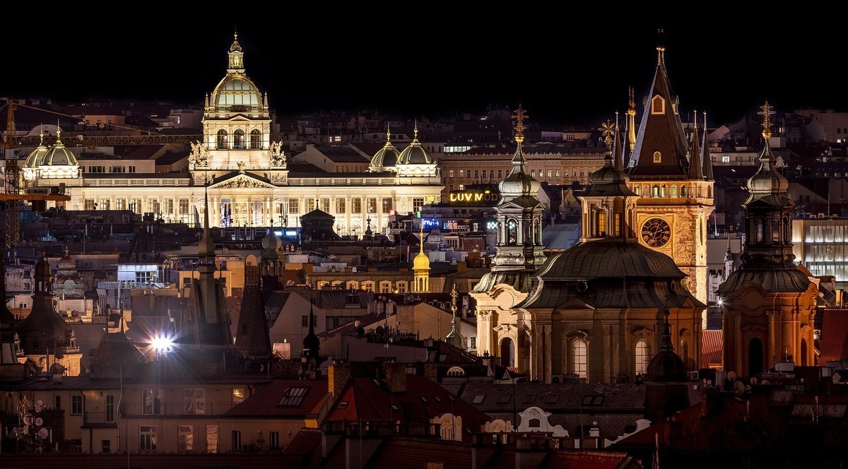Praga nocą panorama miasta – czeskie atrakcje za darmo dla turystów
