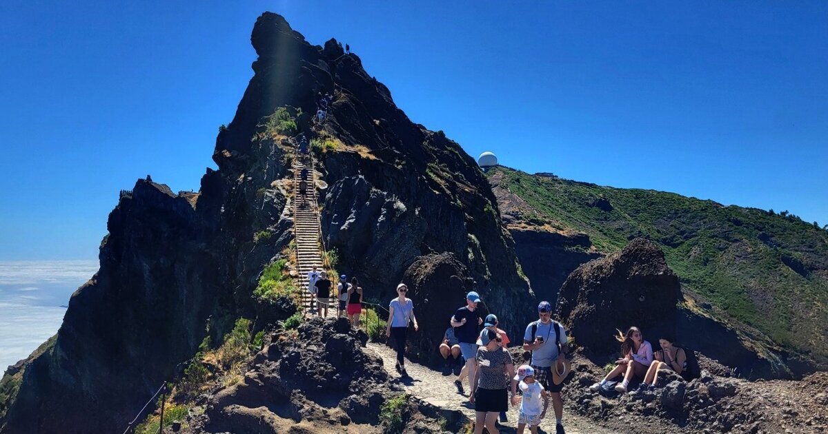 Schody do nieba na Maderze – turyści na szlaku PR1 Vereda do Areeiro