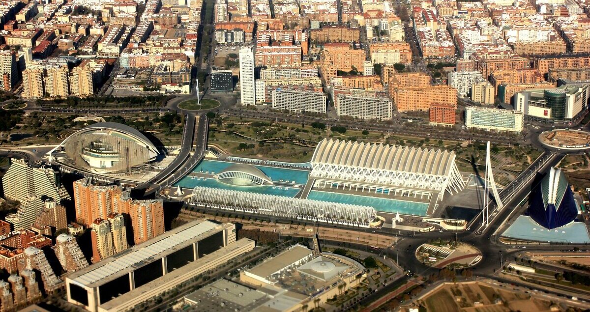 Widok na Walencję z góry – miasto ogranicza noclegi dla turystów