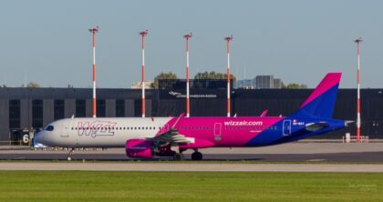 Samolot Wizz Air na lotnisku Warszawa-Radom – loty na Cypr