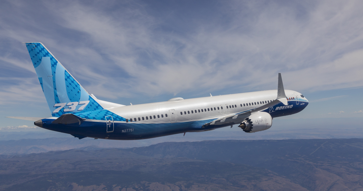 Samolot Boeing 737 MAX w locie. FAA nakazała skontrolowanie setek maszyn po wykryciu problemów z mocowaniem foteli pasażerów.