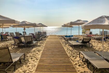 Puste leżaki na plaży w Bułgarii. Turyści narzekają na rosnące ceny po wprowadzeniu euro