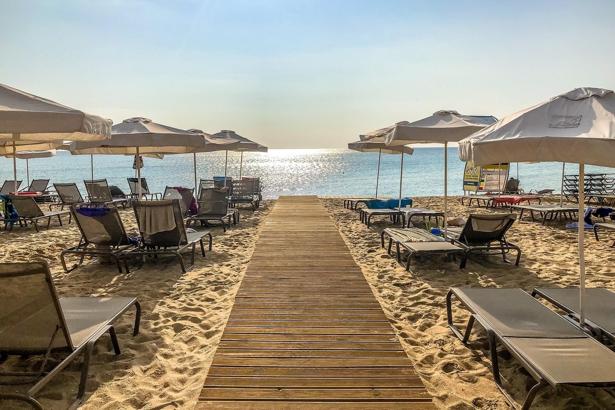 Puste leżaki na plaży w Bułgarii. Turyści narzekają na rosnące ceny po wprowadzeniu euro