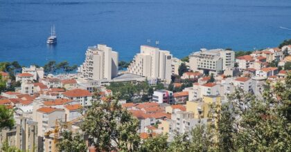 Apartamentowce w Makarskiej w Chorwacji nad Morzem Adriatyckim. Ceny noclegów w Chorwacji należą do najwyższych w Europie.